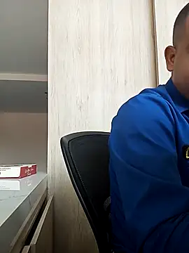 Roberto27051 online show from 4, 10, 2025