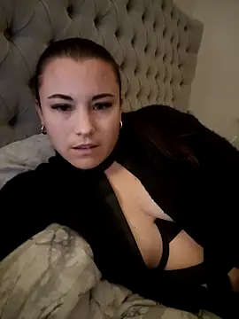 Snapshot of IzzyGreen chatting on 1, 11, 2025 IzzyGreen online show from 1, 11, 2025