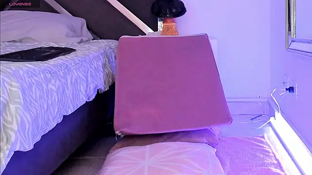 Snapshot of Neereth chatting on 4, 10, 2025 Neereth online show from 4, 10, 2025