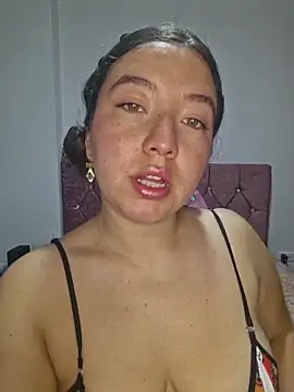 Snapshot of annyaparis chatting on 1, 12, 2025 annyaparis online show from 1, 12, 2025