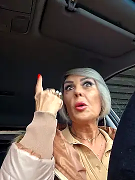 KirraWhite online show from 8, 11, 2025