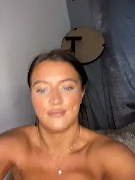 Snapshot of LolaReaX chatting on 15, 4, 2026 LolaReaX online show from 15, 4, 2026