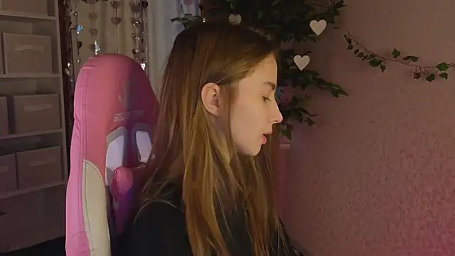 L1na Reeds online show from 4, 3, 2026