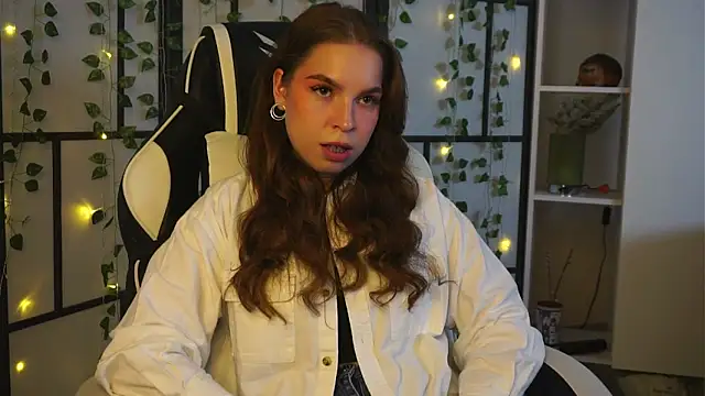 Snapshot of ToniaRoehr chatting on 8, 10, 2025 ToniaRoehr online show from 8, 10, 2025