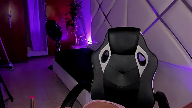 Snapshot of Lia_Kitten chatting on 7, 10, 2025 Lia Kitten online show from 7, 10, 2025