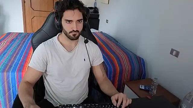 Snapshot of Al3xox02 chatting on 2, 4, 2026 Al3xox02 online show from 2, 4, 2026