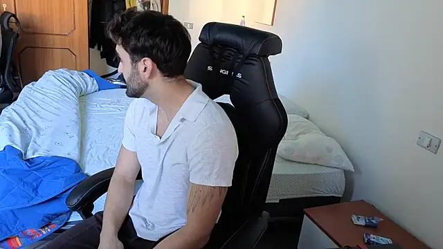 Snapshot of Al3xox02 chatting on 4, 4, 2026 Al3xox02 online show from 4, 4, 2026