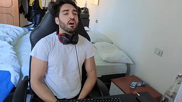 Snapshot of Al3xox02 chatting on 5, 4, 2026 Al3xox02 online show from 5, 4, 2026