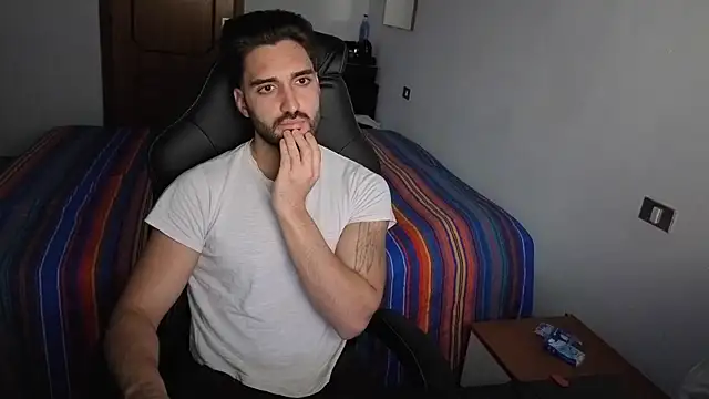 Snapshot of Al3xox02 chatting on 7, 4, 2026 Al3xox02 online show from 7, 4, 2026