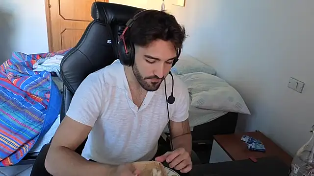 Snapshot of Al3xox02 chatting on 8, 4, 2026 Al3xox02 online show from 8, 4, 2026