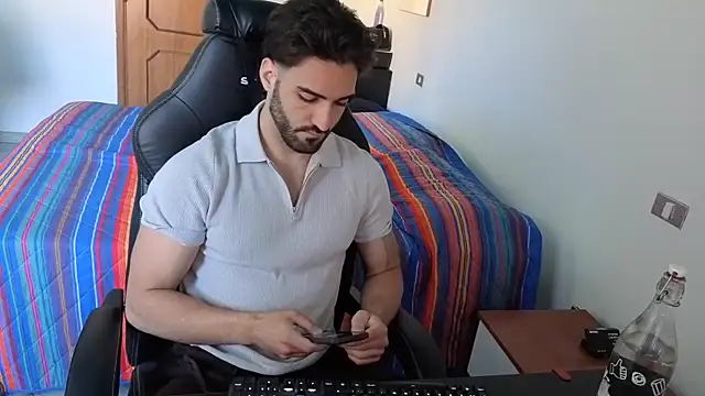 Snapshot of Al3xox02 chatting on 11, 4, 2026 Al3xox02 online show from 11, 4, 2026