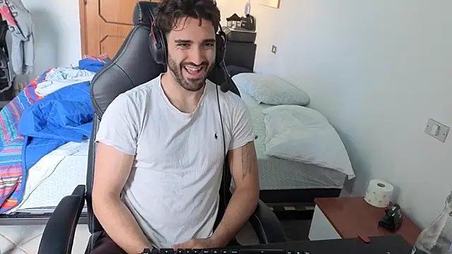 Snapshot of Al3xox02 chatting on 14, 4, 2026 Al3xox02 online show from 14, 4, 2026