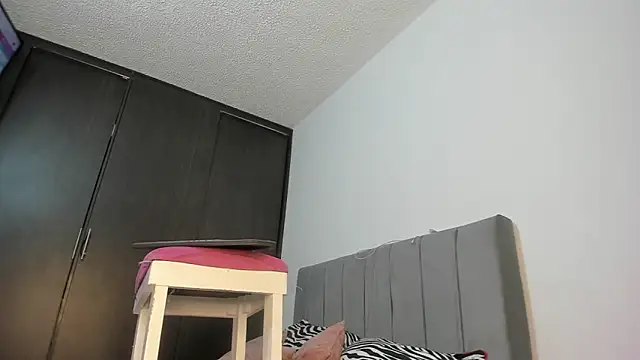 Snapshot of emy_collyns chatting on 17, 10, 2025 emy collyns online show from 17, 10, 2025