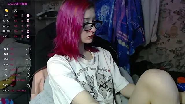 Dreamy Red Girl online show from 20, 10, 2025