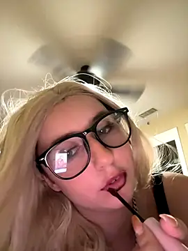 Snapshot of tiffanyxoxo515 chatting on 12, 10, 2025 tiffanyxoxo515 online show from 12, 10, 2025