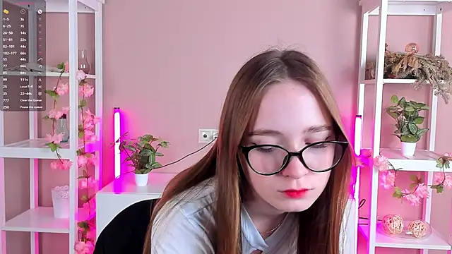 Snapshot of LittleCutieSandy chatting on 9, 11, 2025 LittleCutieSandy online show from 9, 11, 2025