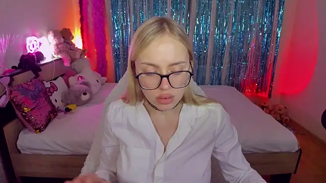 Snapshot of CeaneLino chatting on 4, 11, 2025 CeaneLino online show from 4, 11, 2025