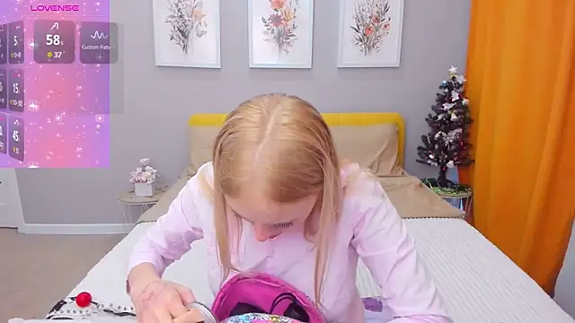 Snapshot of CeaneLino chatting on 5, 12, 2025 CeaneLino online show from 5, 12, 2025