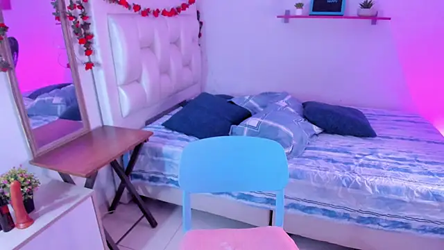 Snapshot of Laaura-Velez chatting on 28, 11, 2025 Laaura-Velez online show from 28, 11, 2025