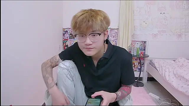 Snapshot of KK-cuteboy chatting on 10, 4, 2026 KK-cuteboy online show from 10, 4, 2026