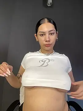Snapshot of LoraShines chatting on 13, 7, 2026 LoraShines online show from 13, 7, 2026