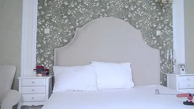 TesaQuinn online show from 4, 2, 2026