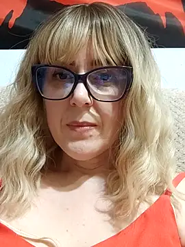 Amelialove42 online show from 4, 4, 2026