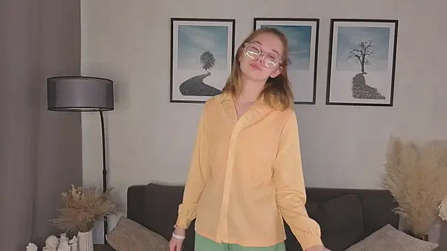 LinhFerrales online show from 22, 10, 2025