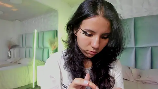 HollyPeach online show from 5, 3, 2026