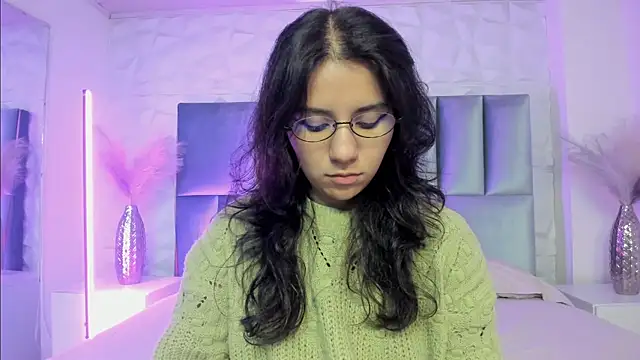 HollyPeach online show from 7, 4, 2026