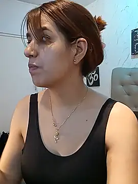 Snapshot of 1evelinewood chatting on 11, 5, 2026 1evelinewood online show from 11, 5, 2026