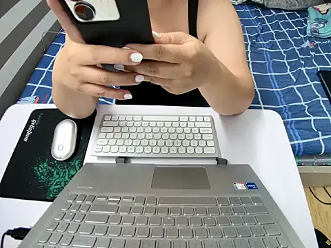 Hanna Mina online show from 2, 11, 2025