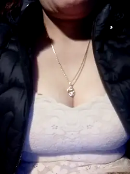 YiyinLy online show from 10, 3, 2026