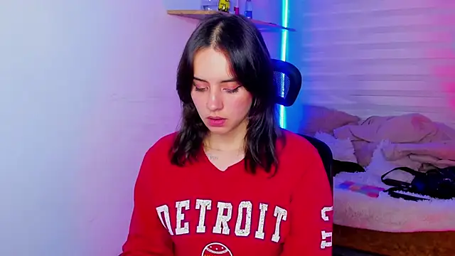 Emily Lindey online show from 17, 10, 2025