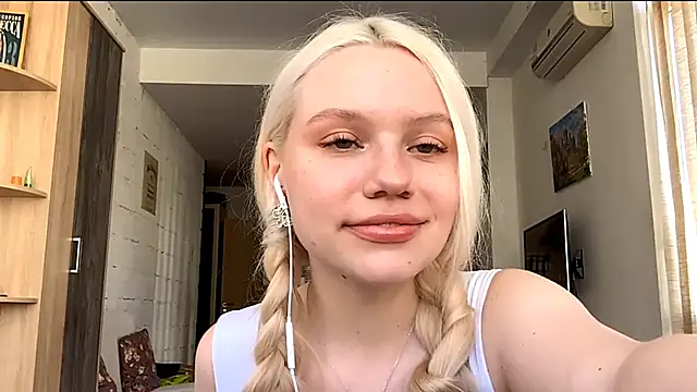 Snapshot of LupeLewitt chatting on 17, 10, 2025 LupeLewitt online show from 17, 10, 2025