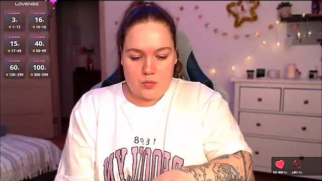 Snapshot of SummerTina chatting on 10, 1, 2025 SummerTina online show from 10, 1, 2025