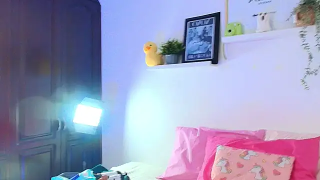 Snapshot of _TiniWild chatting on 24, 11, 2025 TiniWild online show from 24, 11, 2025