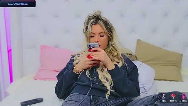 Snapshot of AriannaSins chatting on 4, 1, 2025 AriannaSins online show from 4, 1, 2025