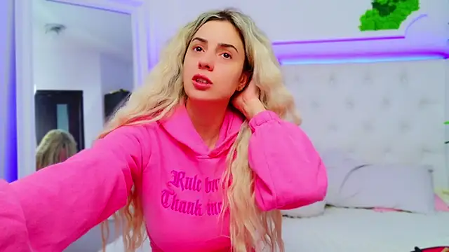 Snapshot of AriannaSins chatting on 8, 1, 2025 AriannaSins online show from 8, 1, 2025