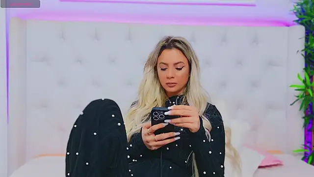 Snapshot of AriannaSins chatting on 24, 1, 2025 AriannaSins online show from 24, 1, 2025