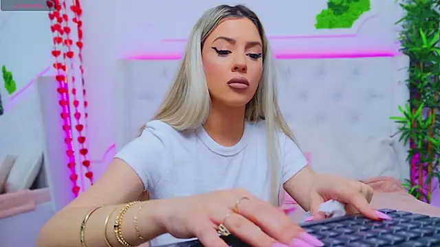 Snapshot of AriannaSins chatting on 10, 2, 2025 AriannaSins online show from 10, 2, 2025