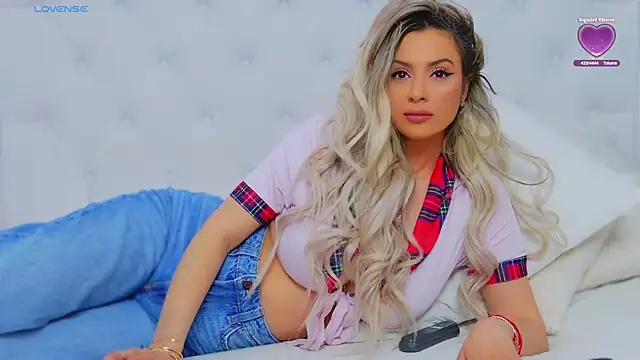 Snapshot of AriannaSins chatting on 5, 3, 2025 AriannaSins online show from 5, 3, 2025