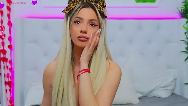 Snapshot of AriannaSins chatting on 12, 3, 2025 AriannaSins online show from 12, 3, 2025