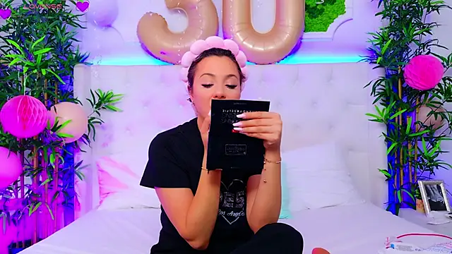 Snapshot of AriannaSins chatting on 11, 9, 2025 AriannaSins online show from 11, 9, 2025