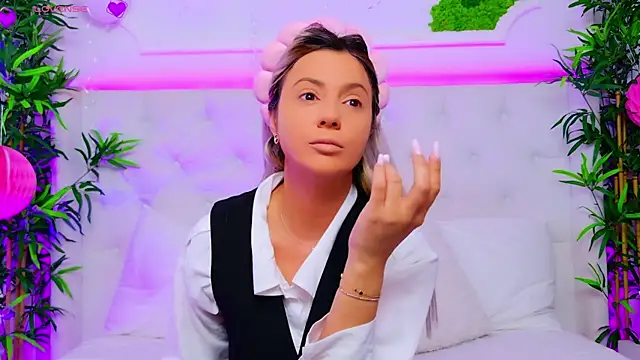 Snapshot of AriannaSins chatting on 18, 9, 2025 AriannaSins online show from 18, 9, 2025