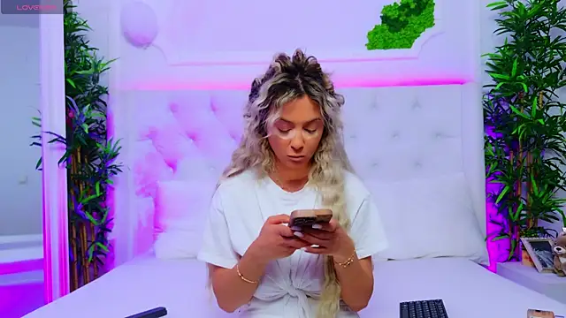 Snapshot of AriannaSins chatting on 3, 11, 2025 AriannaSins online show from 3, 11, 2025