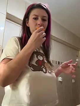 Snapshot of CrazyInTwo chatting on 19, 10, 2025 CrazyInTwo online show from 19, 10, 2025