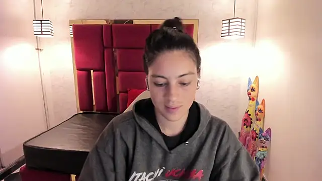 Snapshot of moon_winy chatting on 4, 11, 2025 moon winy online show from 4, 11, 2025