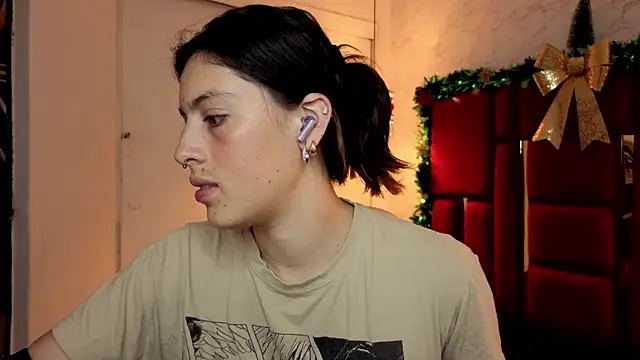 Snapshot of moon_winy chatting on 21, 12, 2025 moon winy online show from 21, 12, 2025