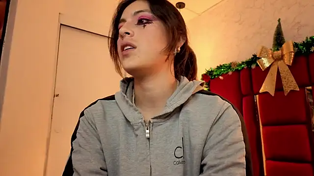 Snapshot of moon_winy chatting on 21, 12, 2025 moon winy online show from 21, 12, 2025